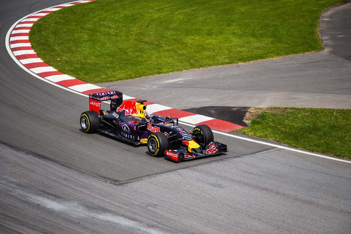 formula one blue and red formula 1 race car on track at daytime automobile